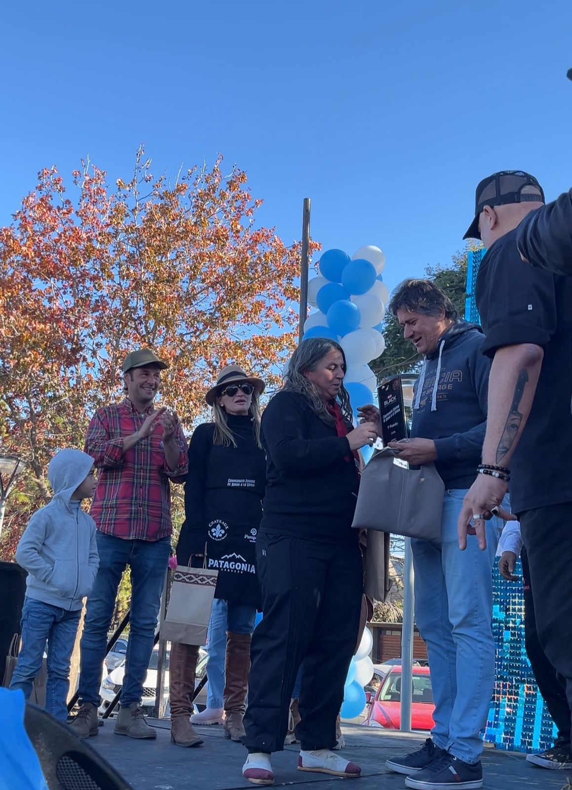 El intendente entregando el premio a las ganadoras