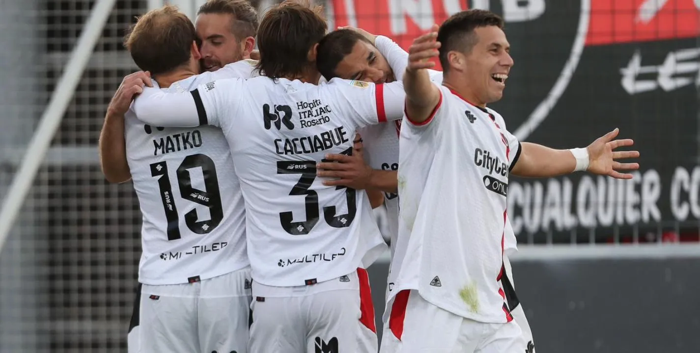 Los jugadores de la Lepra festejando el gol de May
