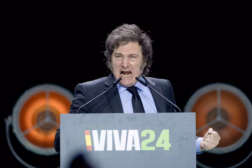 Milei Intensifica Críticas Contra Pedro Sánchez Tras Regresar a Argentina Javier Milei en el encuentro Viva 24, organizado por VOX