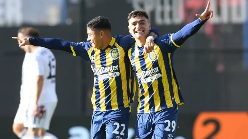 Los jugadores canallas festejando el gol