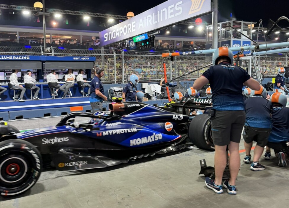 franco colapinto en singapur foto en boxes